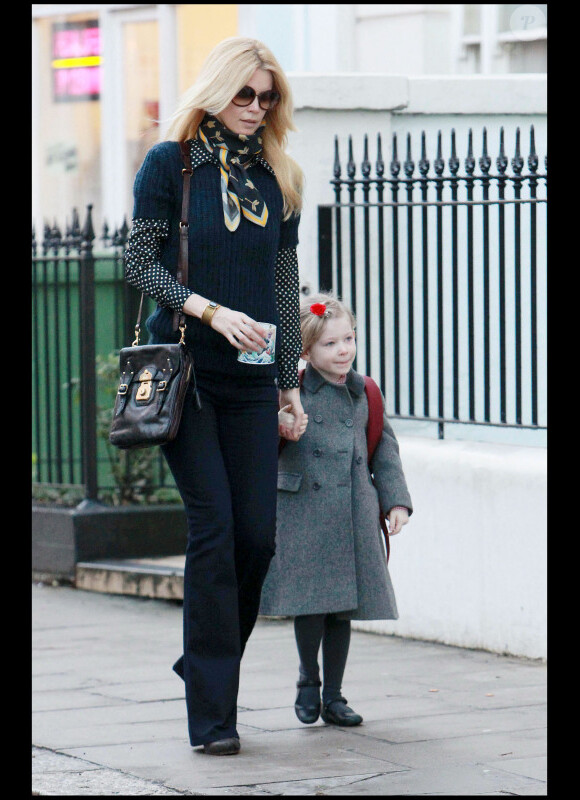 Claudia Schiffer et sa fille Clémentine à Londres, le 18 janvier 2011.