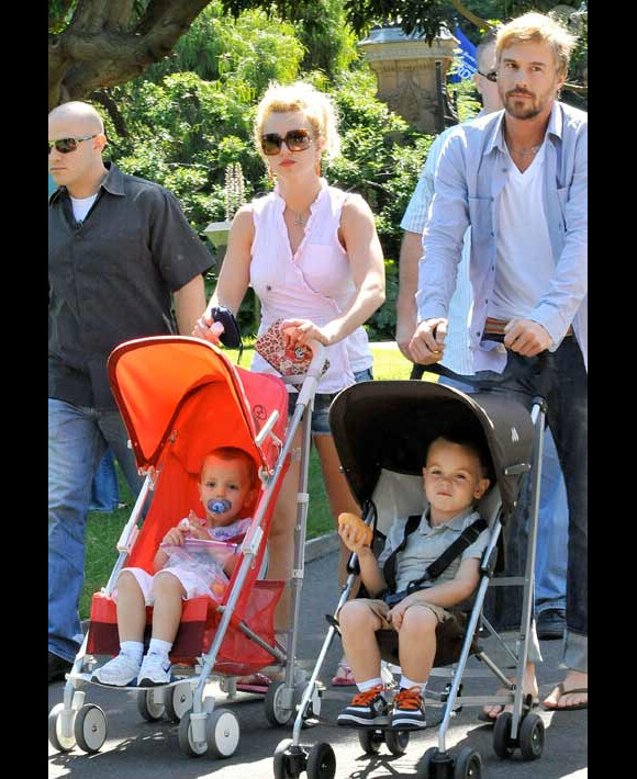 Britney Spears et son compagnon Jason Trawick visitent un zoo en Australie avec les enfants de la pop star Jayden et Sean en novembre 2009