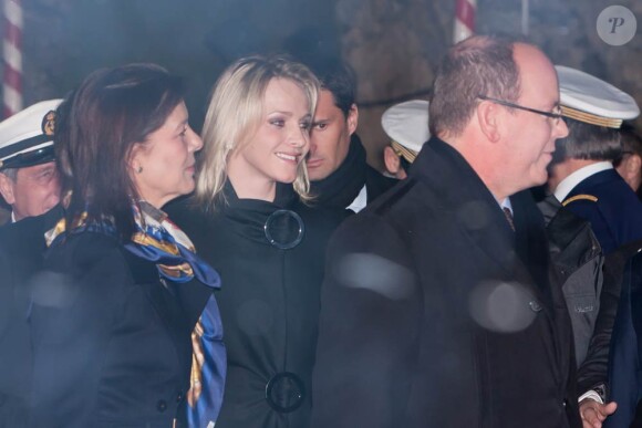Caroline et Charlene complice derrière le prince Albert durant les célébrations de la Sainte-Dévote, le 26 janvier 2011.