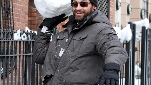 Hugh Jackman : Bataille de boules de neige avec ses enfants !