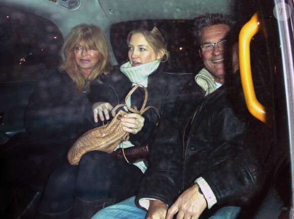 Kate Hudson, sa mère Goldie Hawn et son beau-père Kurt Russell arrivent à la gare de St Pancras à Londres, après avoir pris l'Eurostar depuis Paris, le 28 janvier 2011