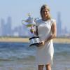 Kim Clijsters, le 30 janvier 2011, posait sur Brighton Beach à Melbourne avec son trophée, gagné la veille à l'Open d'Australie. Avant de partir vers de nouvelles aventures...