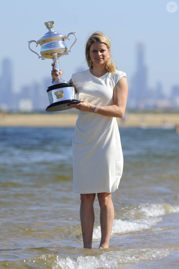 Kim Clijsters, le 30 janvier 2011, posait sur Brighton Beach à Melbourne avec son trophée, gagné la veille à l'Open d'Australie. Avant de partir vers de nouvelles aventures...