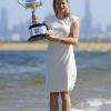 Kim Clijsters reçoit son trophée à l'Open d'Australie, le 29 janvier 2011.
