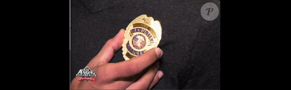 Steevy est ravi de son badge, prêté par la CBS (épisode du 2 février 2011)