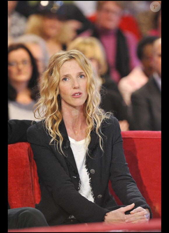 Sandrine Kiberlain lors de l'enregistrement de Vivement Dimanche, émission diffusée le 6 février 2011 sur France 2