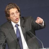 Jean Sarkozy : Dans la cours des grands, il est à l'aise comme son père !