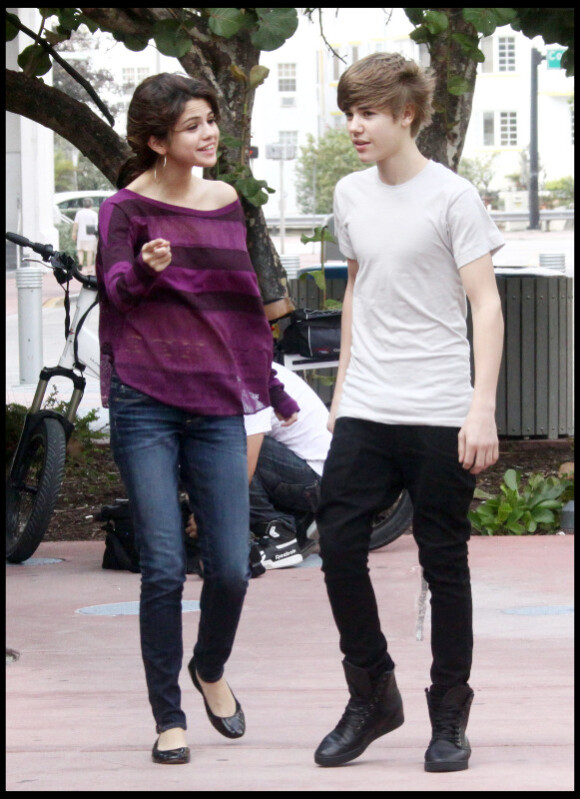 Justin Bieber et Selena Gomez étaient déjà surpris par des photographes, redoublant de complicité, à Los Angeles, le 18 décembre 2010.