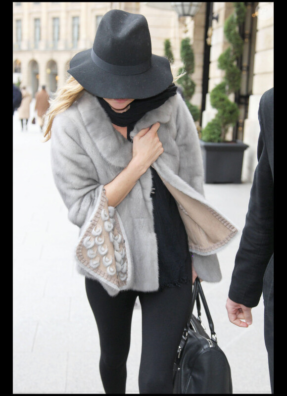 Kate Moss sort de son hôtel le Ritz à Paris, le 4 février 2011.