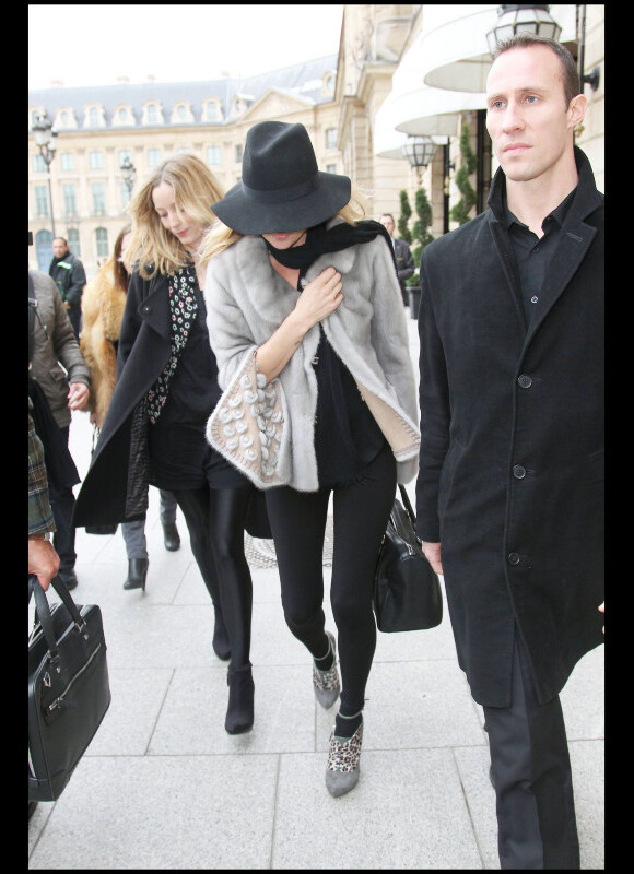 Kate Moss sort de son hôtel le Ritz à Paris, le 4 février 2011.