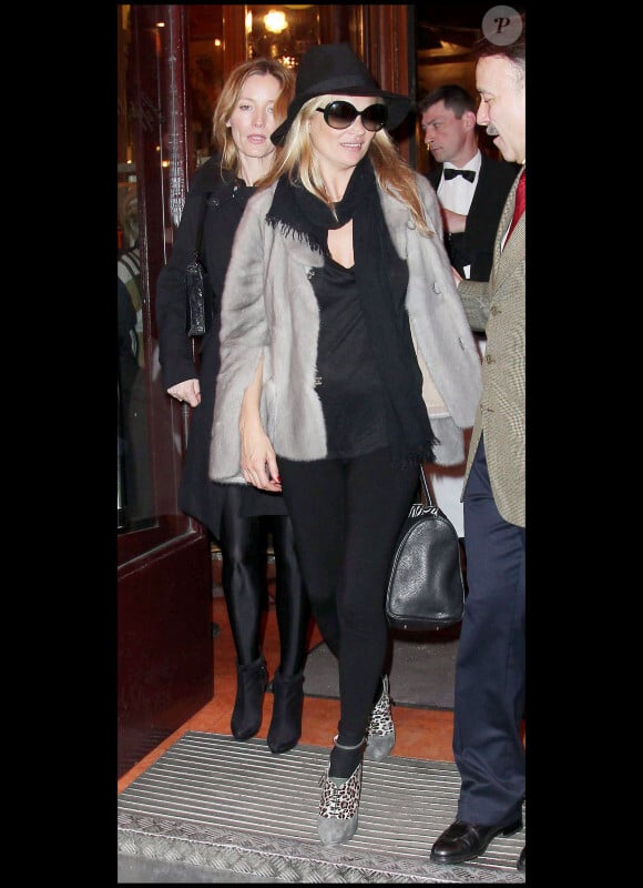 Kate Moss sort de la brasserie Lipp à Paris, le 4 février 2011.