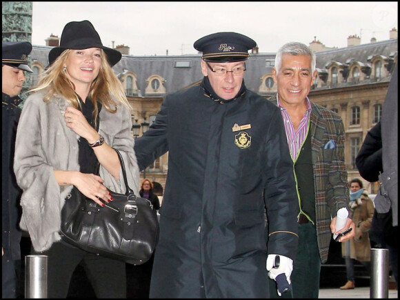 Kate Moss sort son hôtel à Paris, le 4 février 2011.