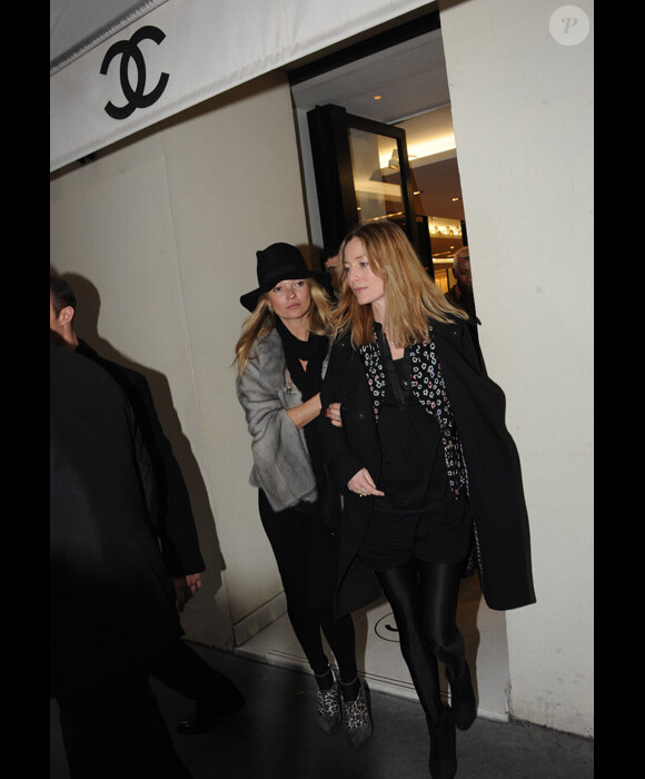 Kate Moss sort de la brasserie Lipp à Paris, le 4 février 2011.