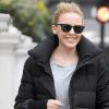 Kylie Minogue dans les rue de Londres dans un look parfait et jamais sans son Muse 2 d'YSL. Le 7 février 2011