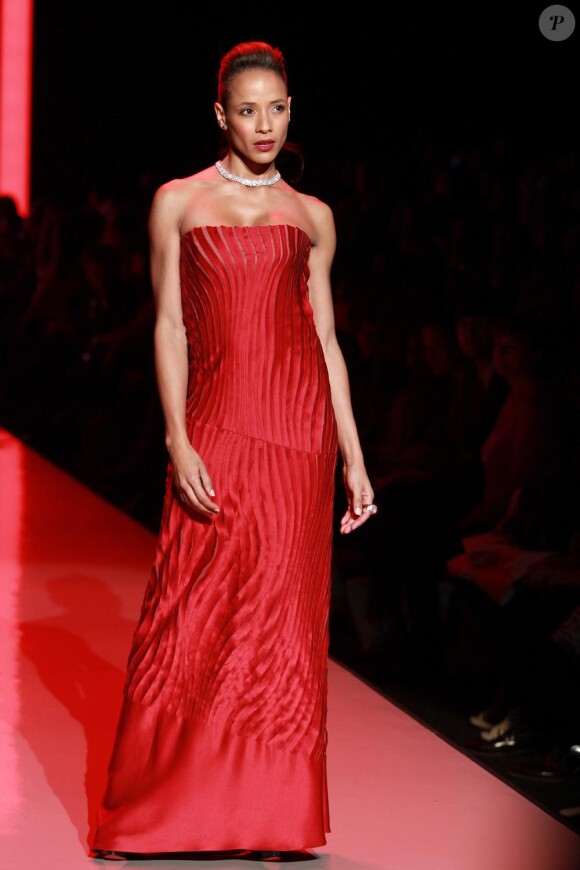 Diana Ramirez défile pour la soirée The Heart Truth's Red Dress Collection à New York, le 9 février 2011.