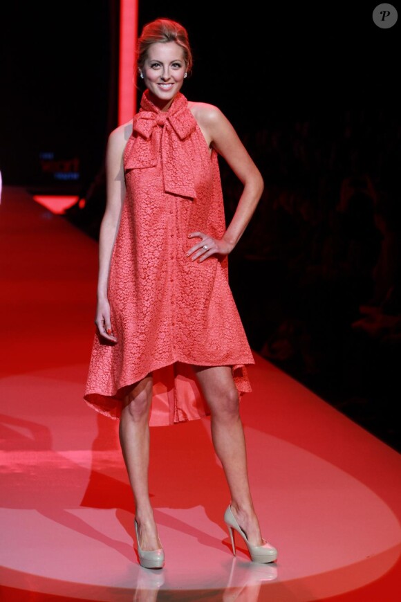Eva Amurri défile pour la soirée The Heart Truth's Red Dress Collection à New York, le 9 février 2011.