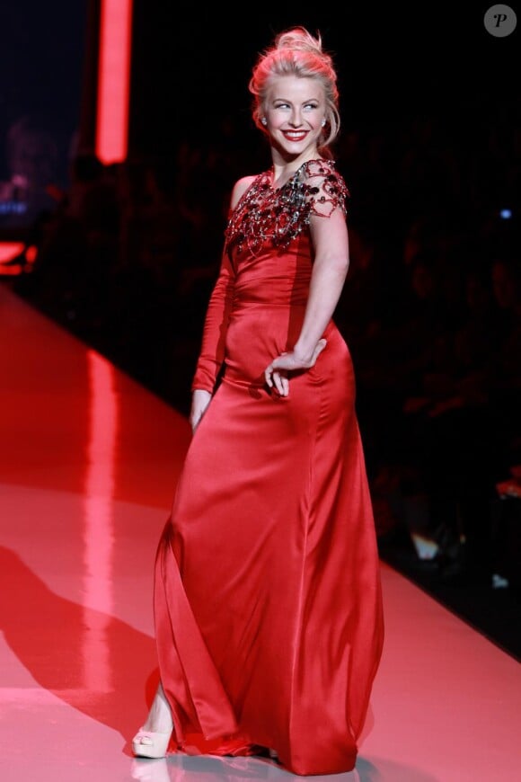 Julianne Hough défile pour la soirée The Heart Truth's Red Dress Collection à New York, le 9 février 2011.