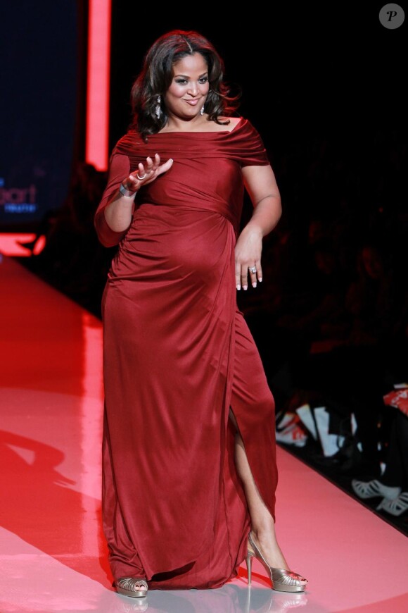 Laila Ali défile pour la soirée The Heart Truth's Red Dress Collection à New York, le 9 février 2011.