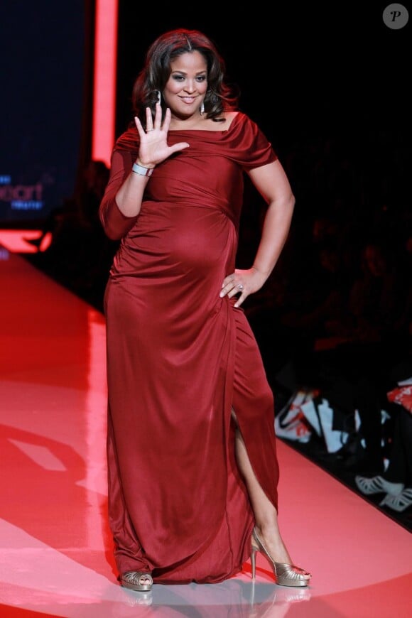 Laila Ali défile pour la soirée The Heart Truth's Red Dress Collection à New York, le 9 février 2011.