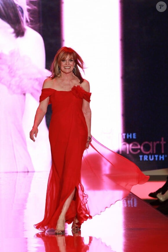 Linda Gray défile pour la soirée The Heart Truth's Red Dress Collection à New York, le 9 février 2011.