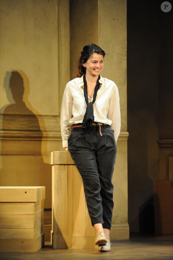 Anne Charrier dans la pièce Au moment de la nuit au théâtre des Champs-Elysée (8 février 2011)