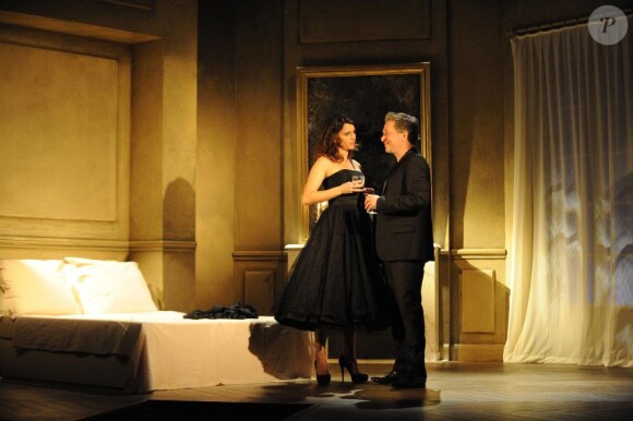 Nicolas Briançon et Anne Charrier dans la pièce Au moment de la nuit au théâtre des Champs-Elysée (8 février 2011)