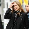 Jennifer Aniston moulée dans un manteau noir Burberry sur le tournage de son film