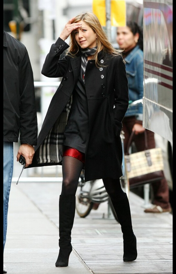 Jennifer Aniston moulée dans un manteau noir Burberry sur le tournage de son film
