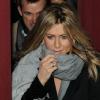 Jennifer Aniston ne quitte plus son manteau Burberry.