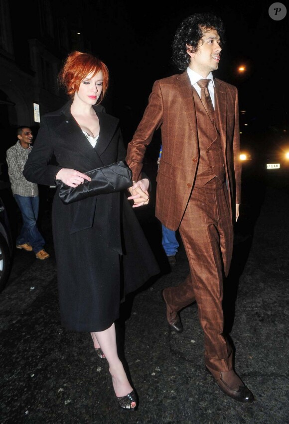 Christina Hendricks et son époux à la soirée pré-BAFTA organisée à Londres par le producteur Harvey Weinstein, le 11 février 2011