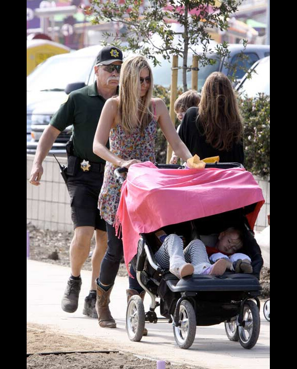 Mira Sorvino avec deux de ses enfants à Los Angeles en septembre 2010