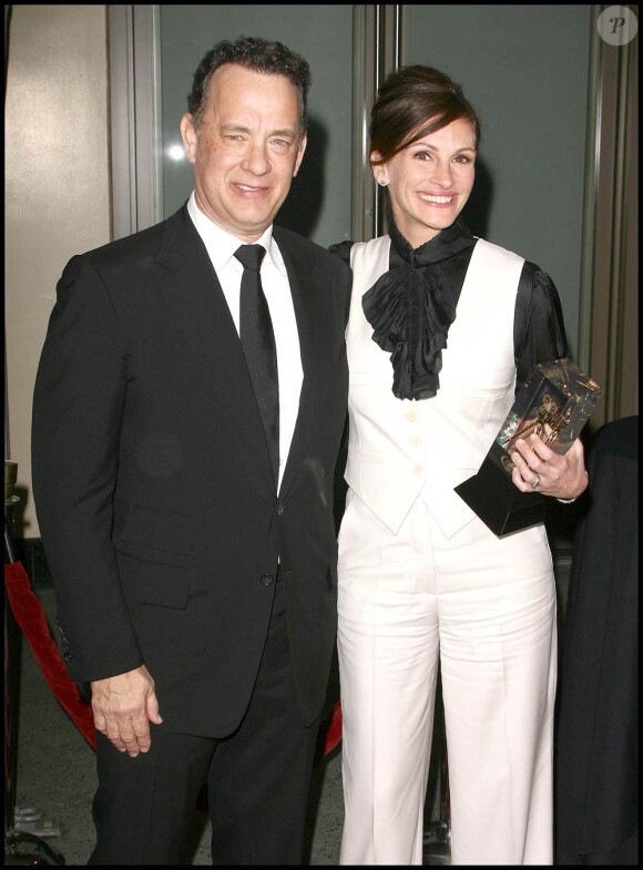 Julia Roberts, ici au bras de son ami Tom Hanks, honorée lors de la grande soirée des 25e ASC, qui s'est tenue au Grand Ballroom d'Hollywood, à Los Angeles, le 13 févier 2011.