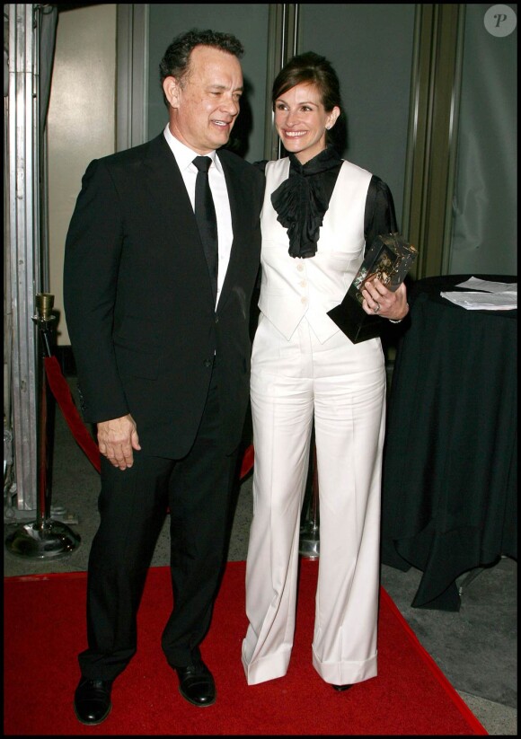 Julia Roberts, ici au bras de son ami Tom Hanks, honorée lors de la grande soirée des 25e ASC, qui s'est tenue au Grand Ballroom d'Hollywood, à Los Angeles, le 13 févier 2011.