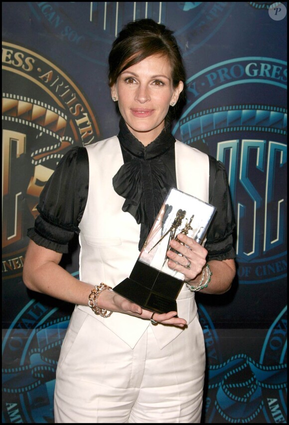 Julia Roberts honorée lors de la grande soirée des 25e ASC, qui s'est tenue au Grand Ballroom d'Hollywood, à Los Angeles, le 13 févier 2011.