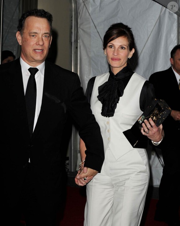 Julia Roberts, ici avec Tom Hanks, honorée lors de la grande soirée des 25e ASC, qui s'est tenue au Grand Ballroom d'Hollywood, à Los Angeles, le 13 févier 2011.