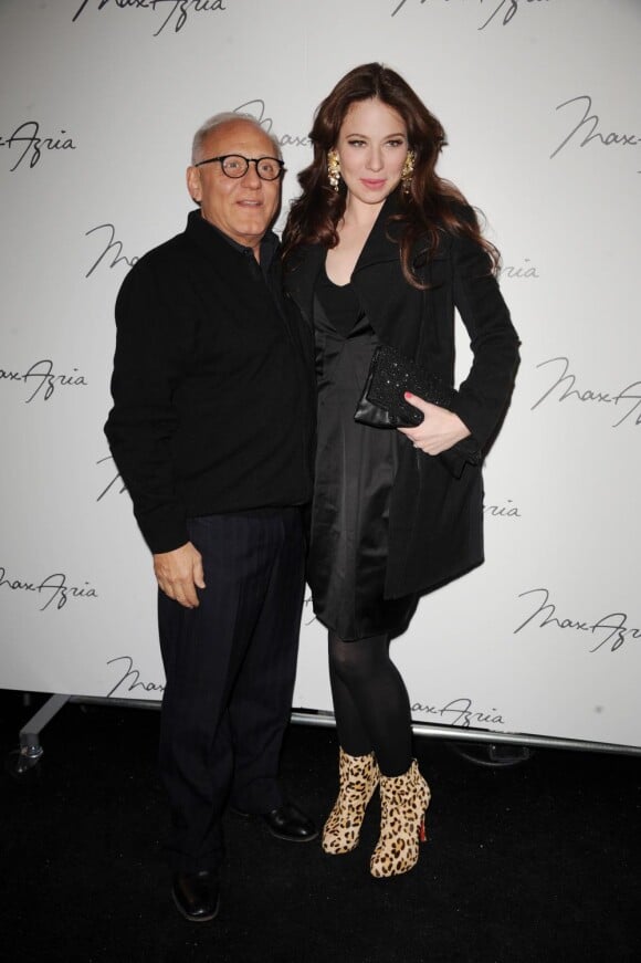 Lynn Collins et Max Azria dans les Backstages du défilé Max Azria lors de la Fashion Week de New York, le 13 février 2011.