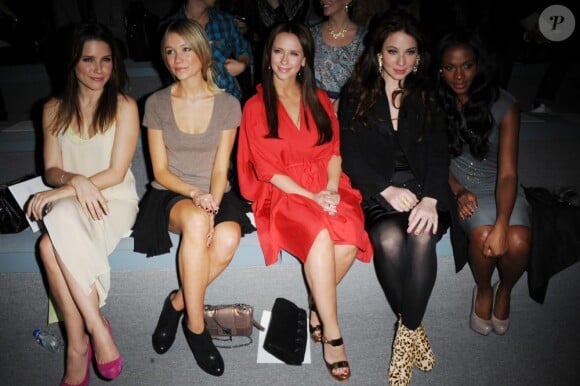 Jennifer Love Hewitt, Sophia Bush, Katrina Bowden, Lynn Collins et Tika Sumpter sur le front-row du défilé Max Azria durant la Fashion Week de New York, le 13 février 2011.