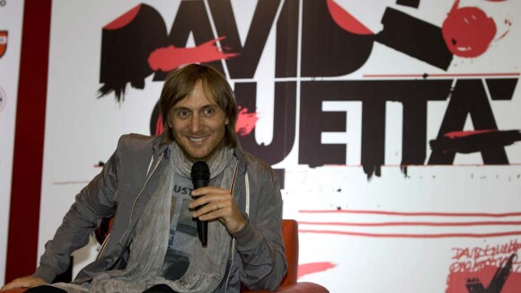 David Guetta : De plus en plus "Famous", il veut fêter ça avec vous !