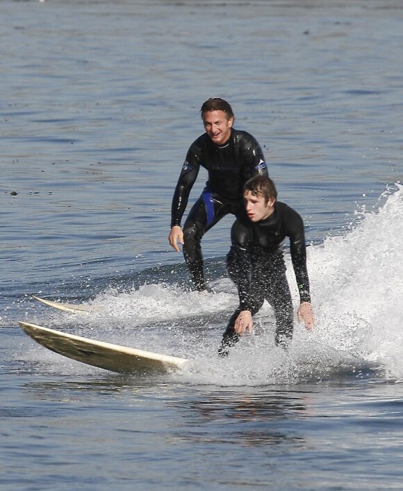 Sean Penn et son fils Hopper, font du surf le 23 janvier 2011
