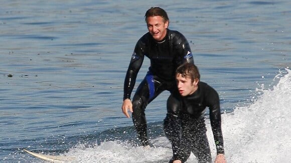 Sean Penn : Fou de bonheur, dans l'eau, en compagnie de son fils !