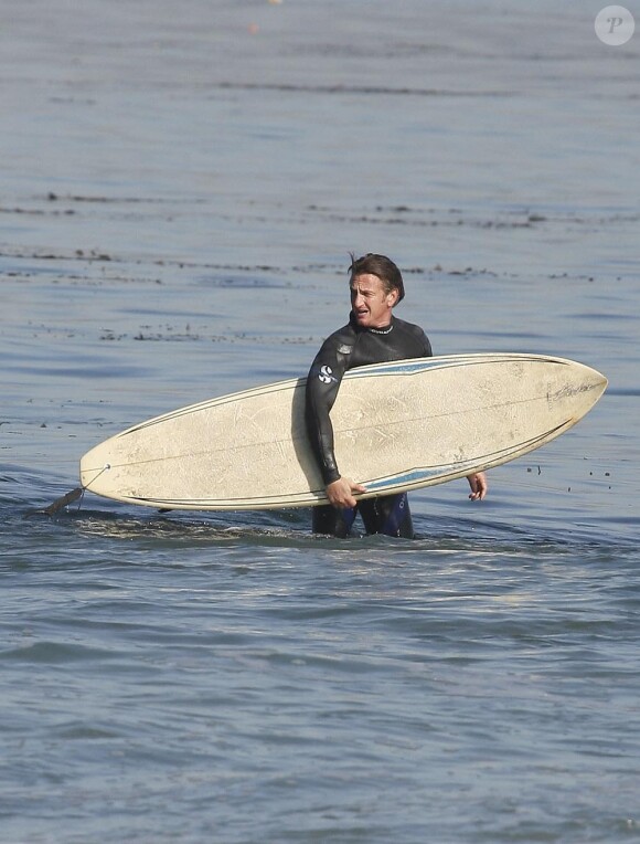 Sean Penn et son fils Hopper, font du surf le 23 janvier 2011