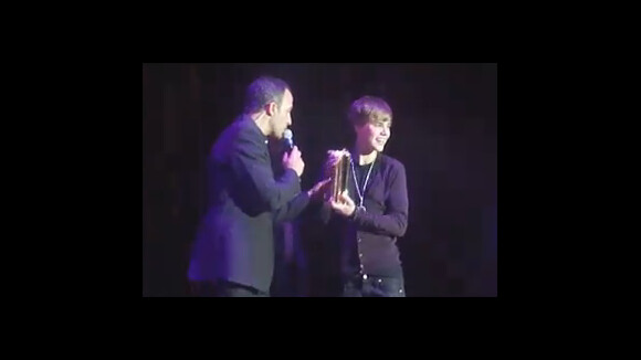 Justin Bieber : Nikos lui remet, en main propre, son précieux NRJ Music Award !