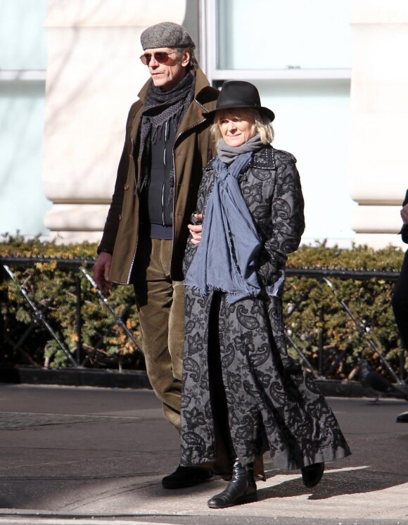 Jeremy Irons et sa femme Sinead dans leks rues de NYC ( 20 février 2011)
