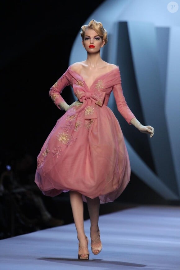Grâce à sa coiffure courte, Michelle Williams peut porter sans problème une robe Christian Dior rose à noeud en évitant le côté "petite fille".