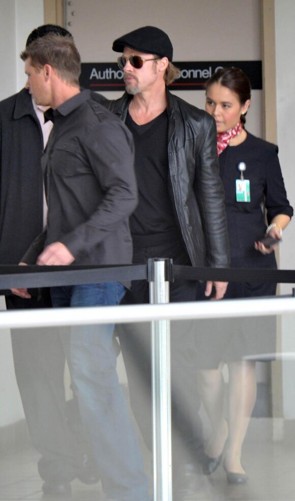 Brad Pitt part de l'aéroport de Los Angeles le 23 février 2011.