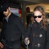 Natalie Portman arrive à l'aéroport de Los Angeles avec son compagnon Benjamin Millepied et son chien Whiz. 24 février 2011