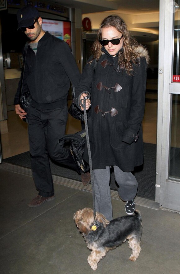 Natalie Portman arrive à l'aéroport de Los Angeles avec son compagnon Benjamin Millepied et son chien Whiz. 24 février 2011
