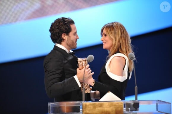 Edgar Ramirez, meilleur espoir masculin pour Carlos, honoré par Emmanuelle Seigner, lors de la 36e nuit des César, vendredi 25 février 2011.
