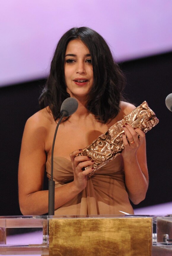 Leïla Bekhti, émue par son prix du meilleur espoir féminin, lors de la 36e nuit des César, vendredi 25 février 2011.