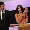 Pascal Elbé a remis le César du meilleur espoir à Leïla Bekhti lors de la 36e nuit des César, vendredi 25 février 2011.